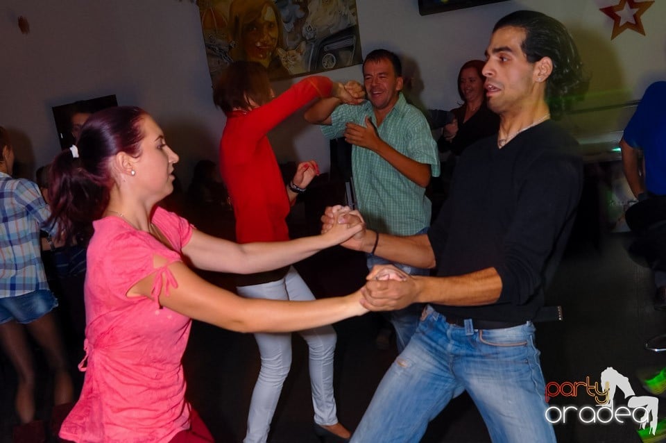 Dans în Blondy's Art Café, 