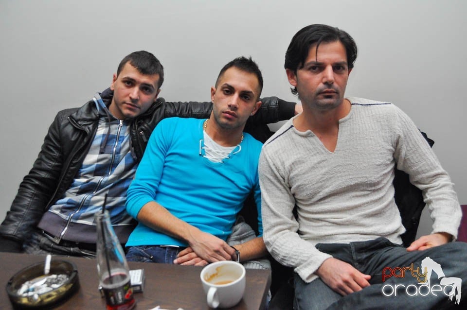 Dans şi distracţie în Blondy's Art Cafe, 