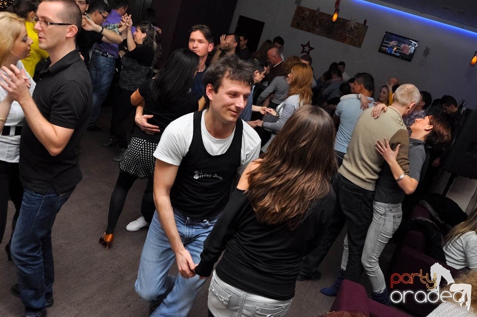 Dans şi distracţie în Blondy's Art Cafe, 