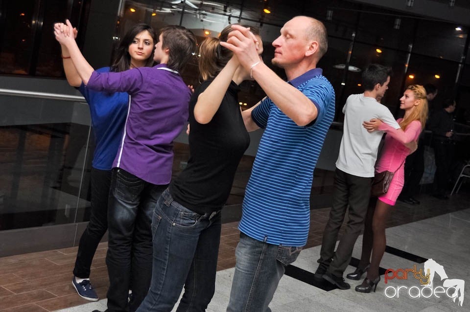 Dans şi distracţie în Blondy's Art Cafe, 