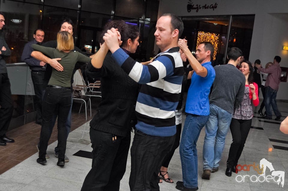 Dans şi distracţie în Blondy's Art Cafe, 