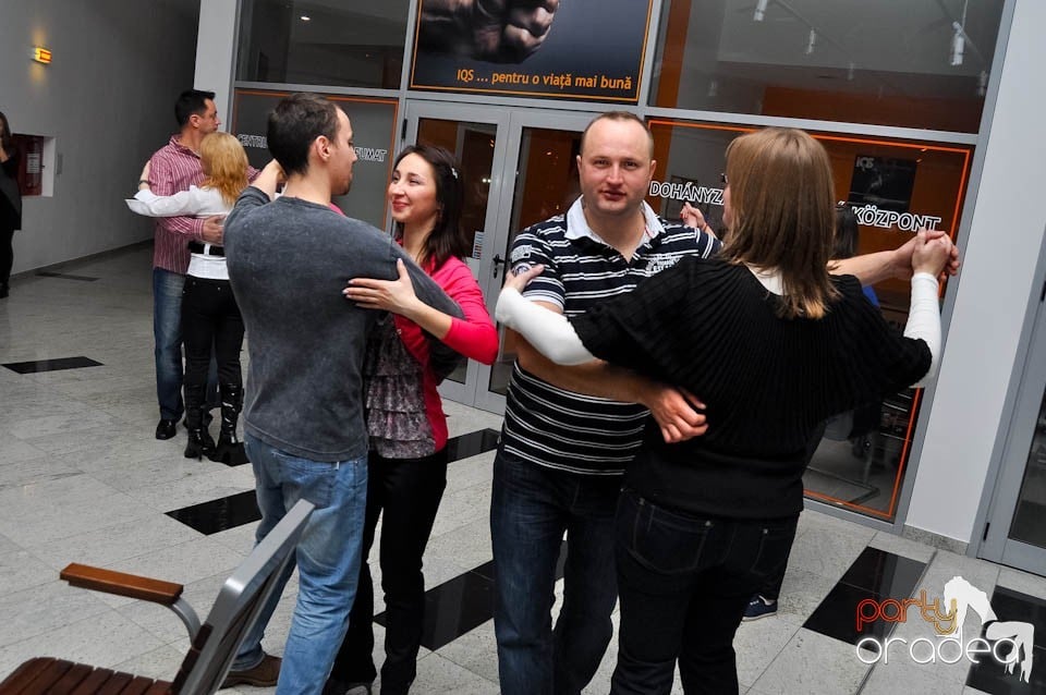 Dans şi distracţie în Blondy's Art Cafe, 