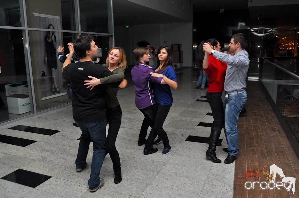 Dans şi distracţie în Blondy's Art Cafe, 