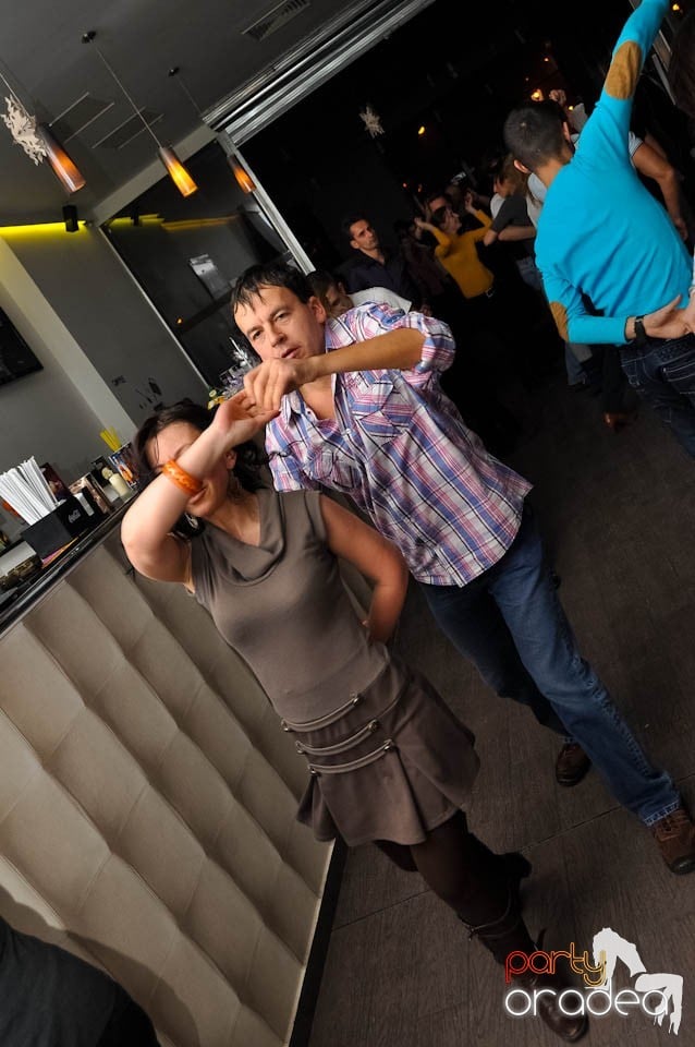 Dans şi distracţie în Blondy's Art Cafe, 