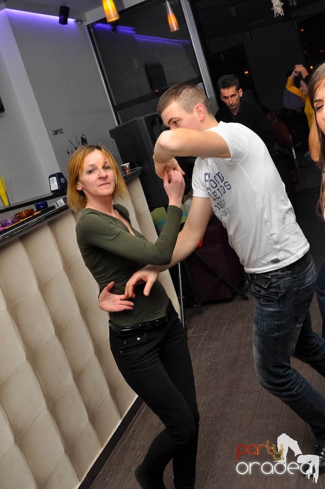 Dans şi distracţie în Blondy's Art Cafe, 