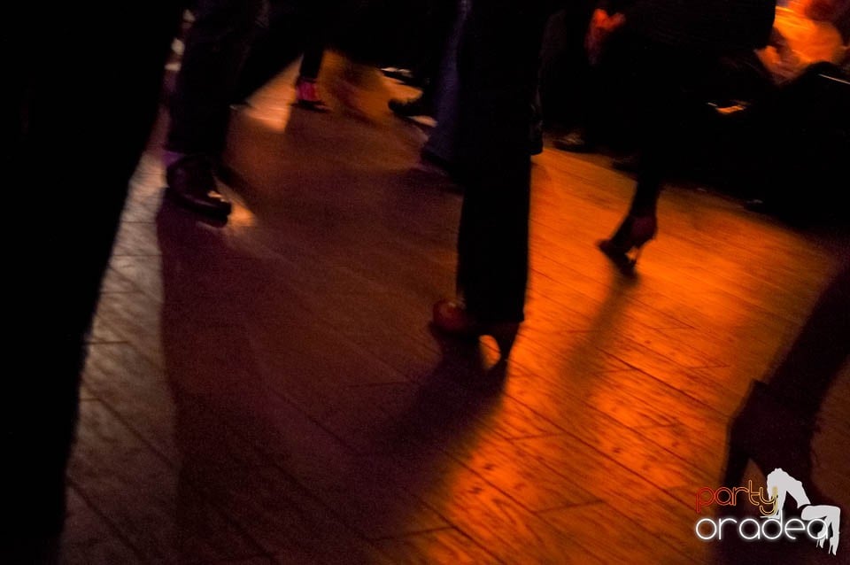 Dans şi distracţie în Blondy's Art Cafe, 