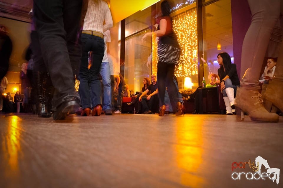 Dans şi distracţie în Blondy's Art Cafe, 