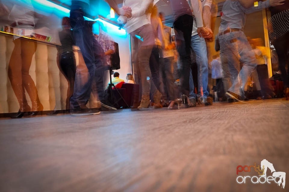 Dans şi distracţie în Blondy's Art Cafe, 