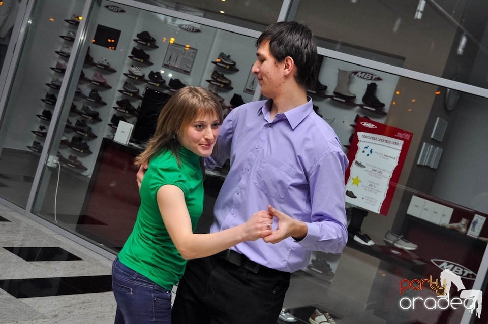 Dans şi distracţie în Blondy's Art Cafe, 