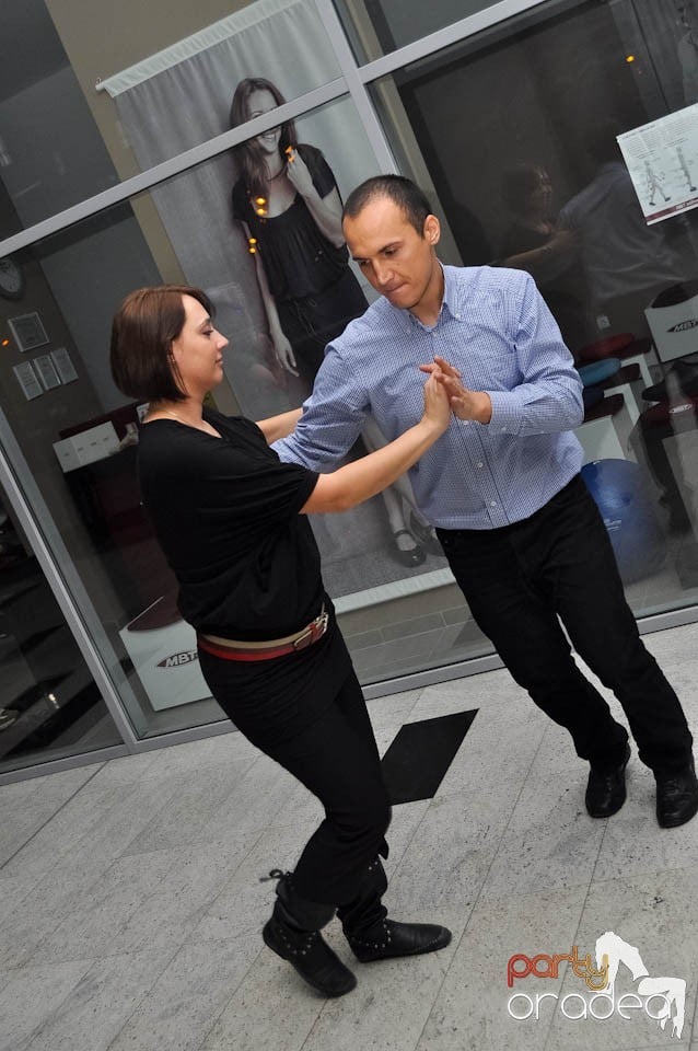 Dans şi distracţie în Blondy's Art Cafe, 