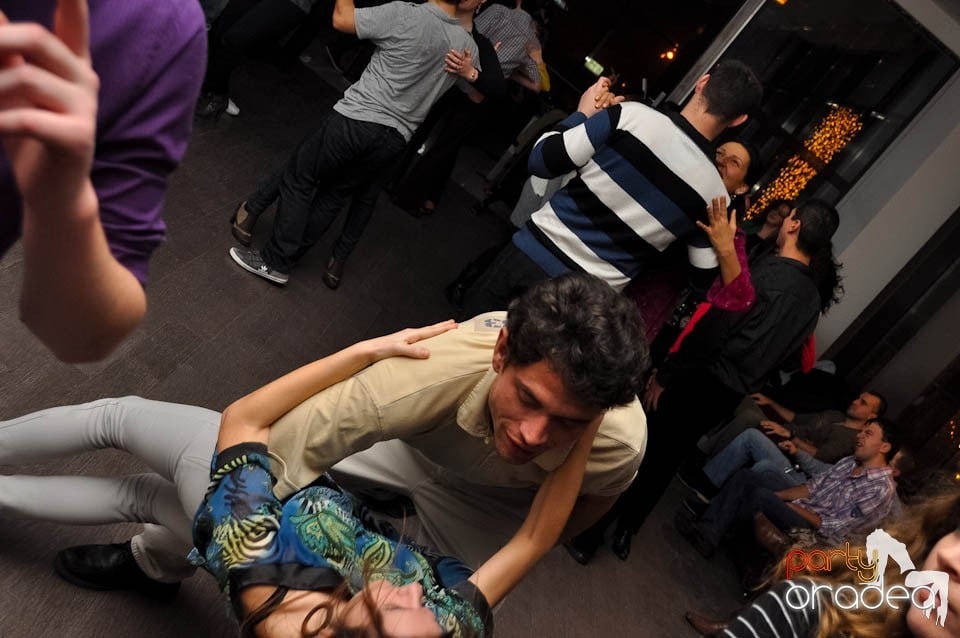 Dans şi distracţie în Blondy's Art Cafe, 