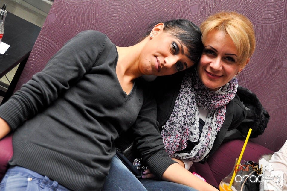 Dans şi distracţie în Blondy's Art Cafe, 