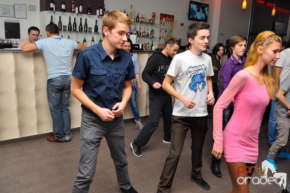 Dans şi distracţie în Blondy's Art Cafe, 