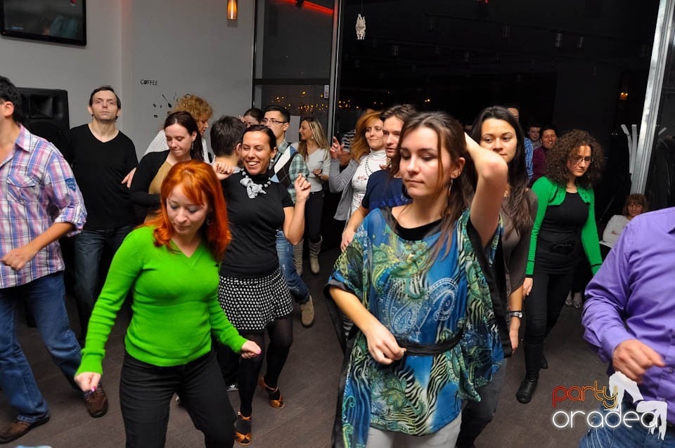 Dans şi distracţie în Blondy's Art Cafe, 