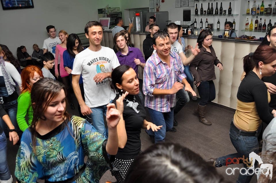 Dans şi distracţie în Blondy's Art Cafe, 