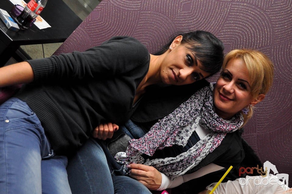 Dans şi distracţie în Blondy's Art Cafe, 