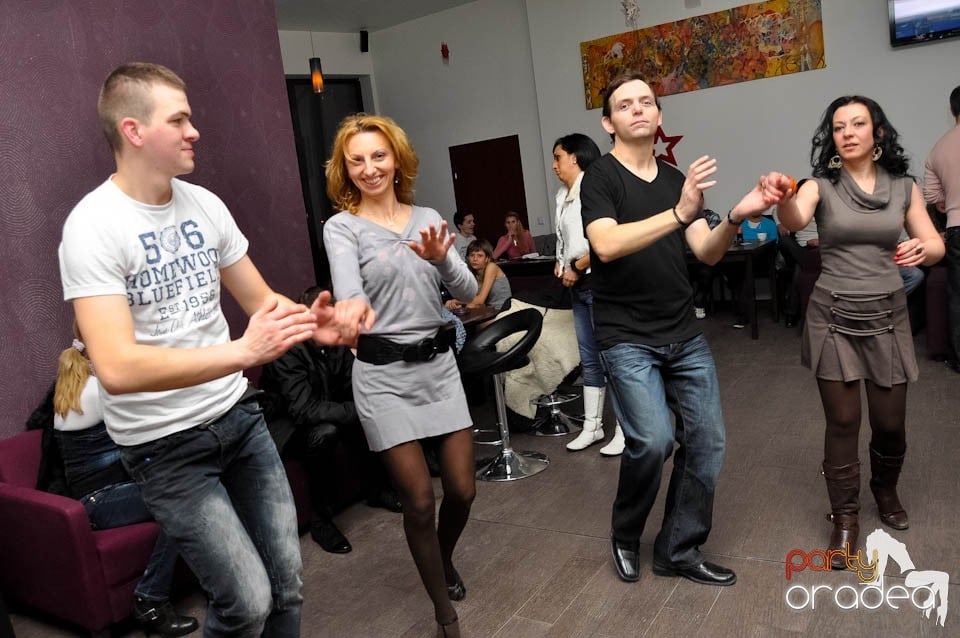 Dans şi distracţie în Blondy's Art Cafe, 