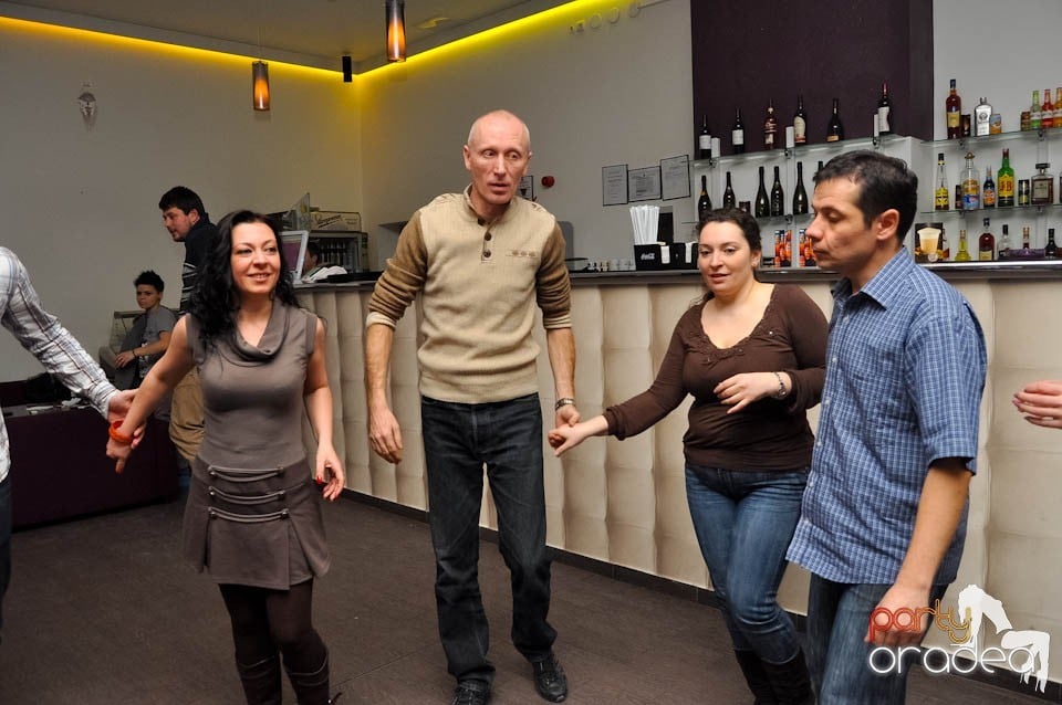 Dans şi distracţie în Blondy's Art Cafe, 