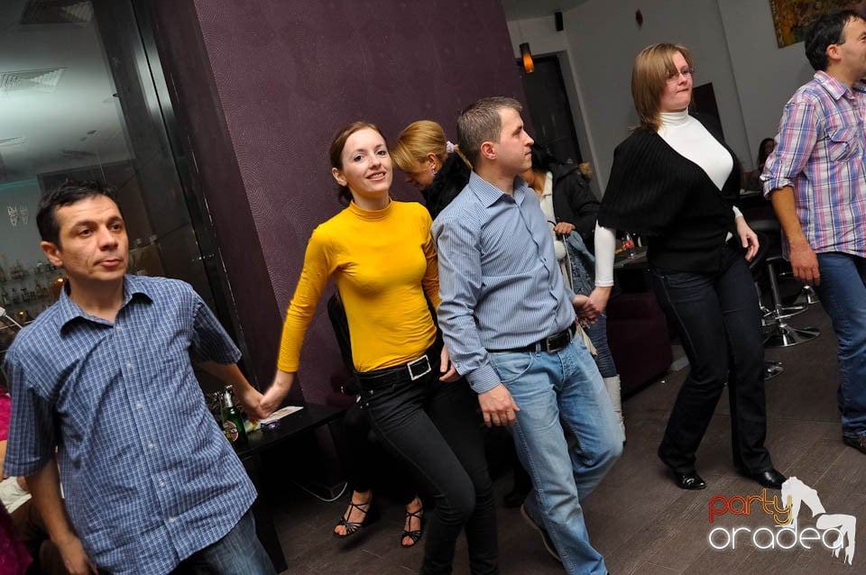 Dans şi distracţie în Blondy's Art Cafe, 