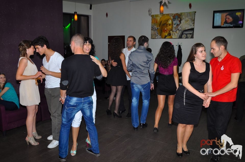 Dans şi distracţie în Blondy's Art Café,