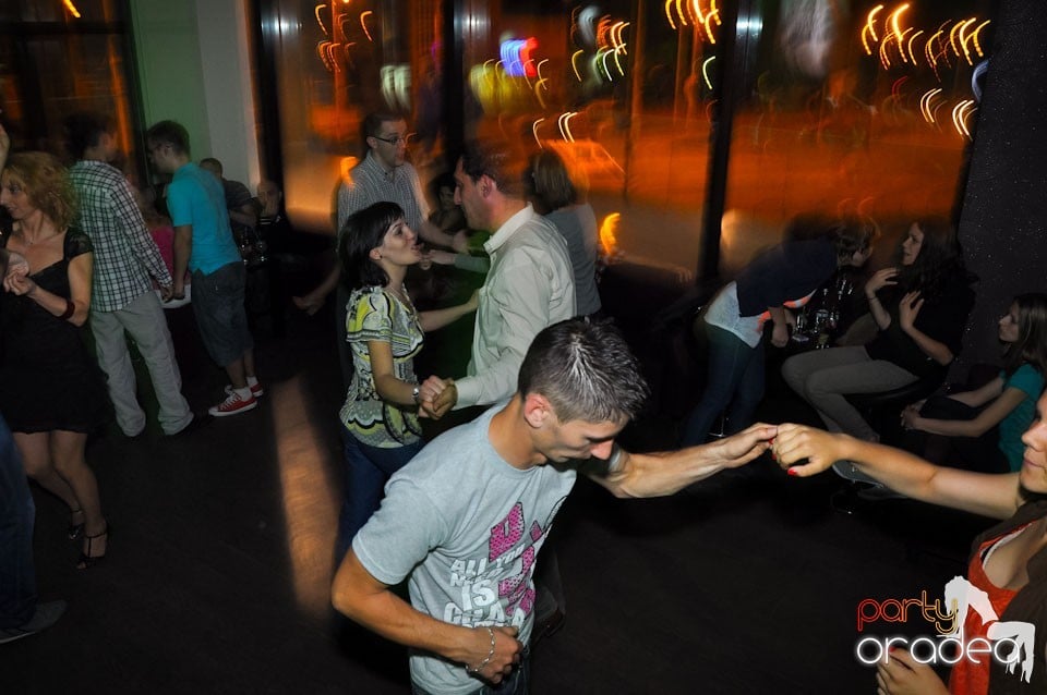 Dans şi distracţie în Blondy's Art Café,