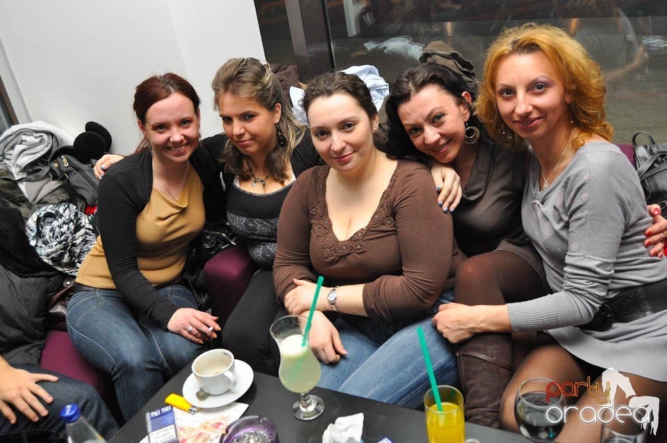 Dans şi distracţie în Blondy's Art Cafe, 