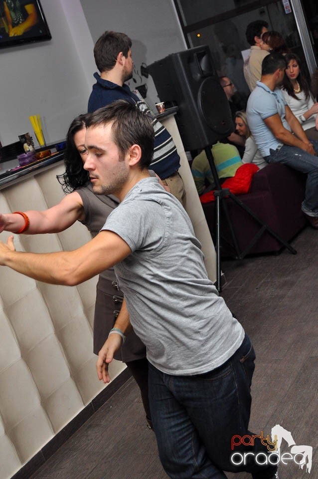 Dans şi distracţie în Blondy's Art Cafe, 