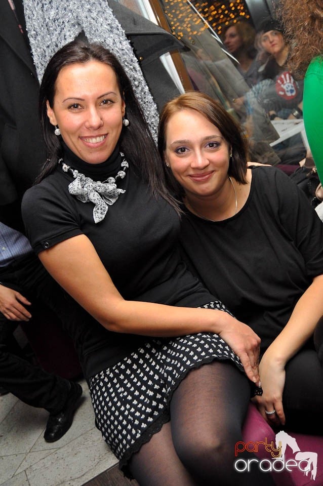 Dans şi distracţie în Blondy's Art Cafe, 