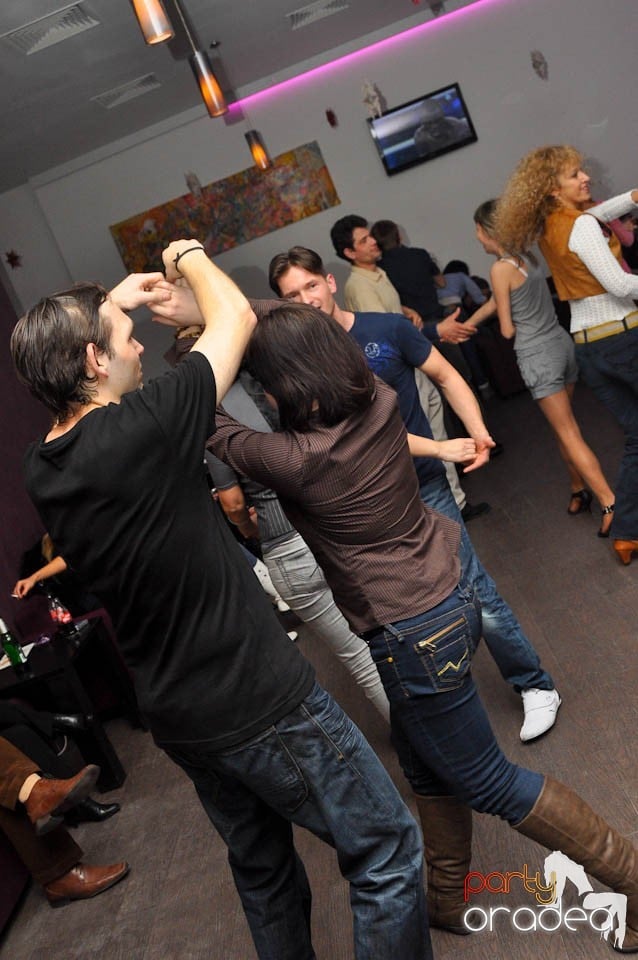 Dans şi distracţie în Blondy's Art Cafe, 