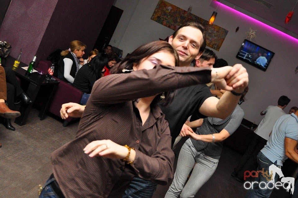 Dans şi distracţie în Blondy's Art Cafe, 