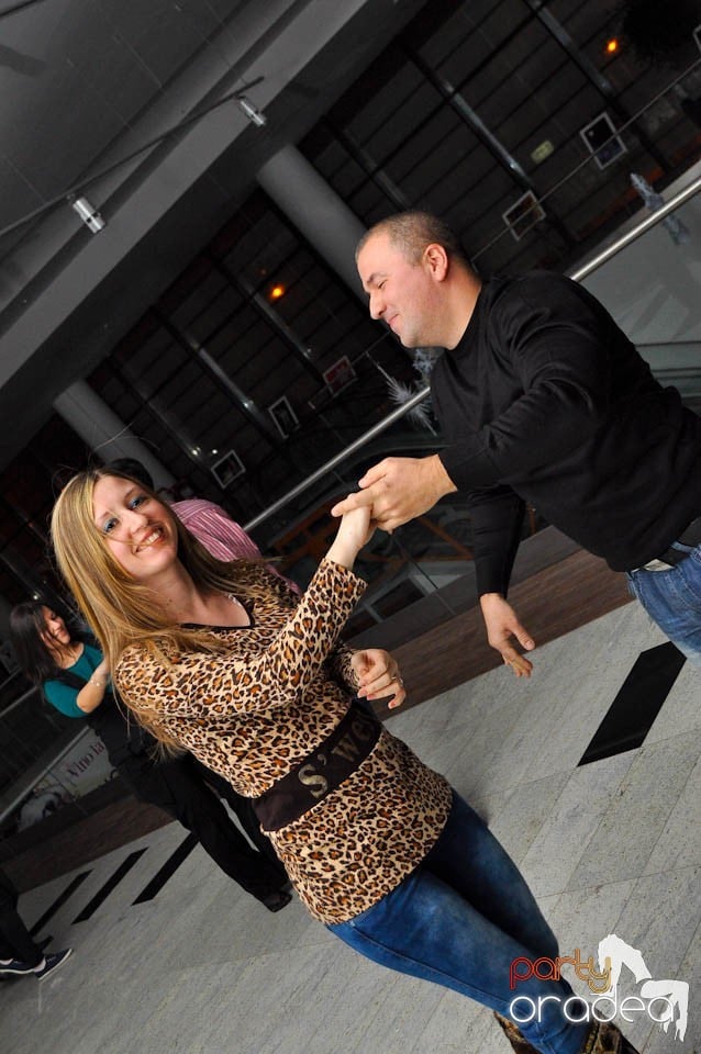 Dans şi distracţie în Blondy's Art Cafe, 