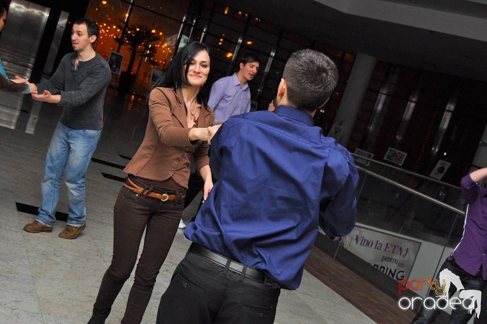 Dans şi distracţie în Blondy's Art Cafe, 