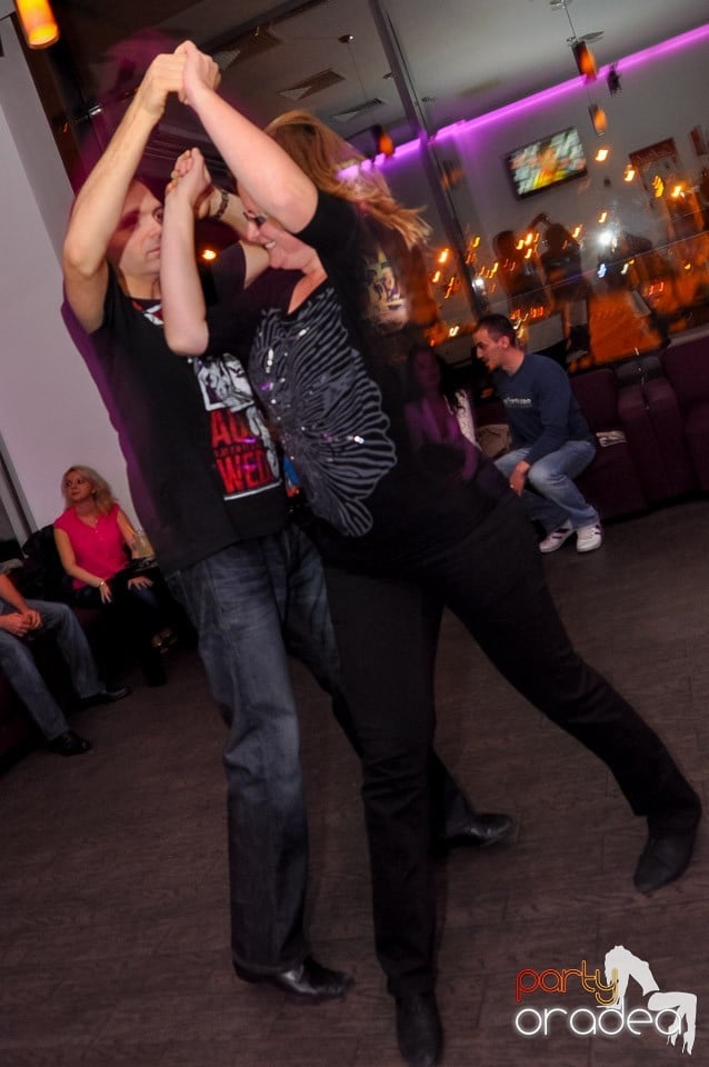 Dans şi distracţie în Blondy's Art Café, 