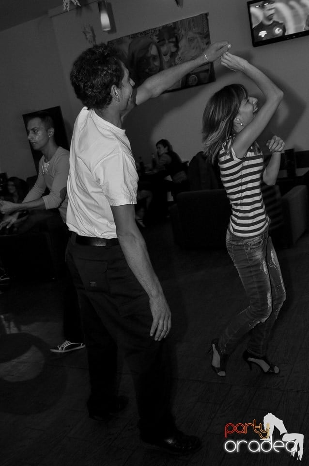 Dans şi distracţie în Blondy's Art Café, 