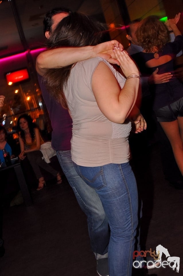 Dans şi distracţie în Blondy's Art Café, 