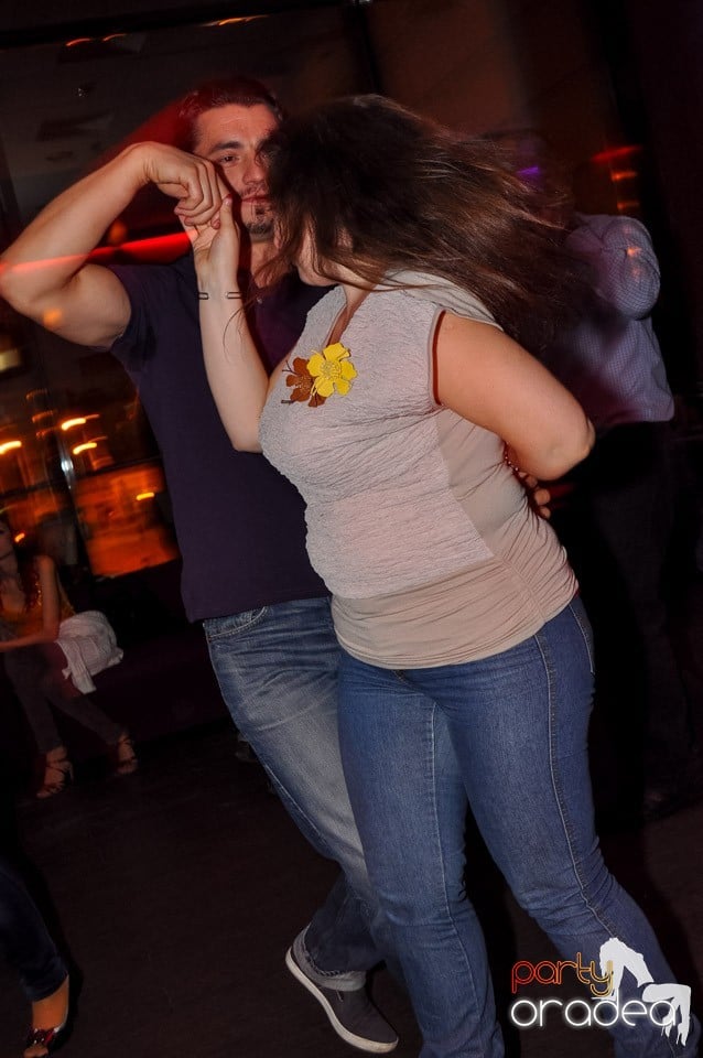 Dans şi distracţie în Blondy's Art Café, 