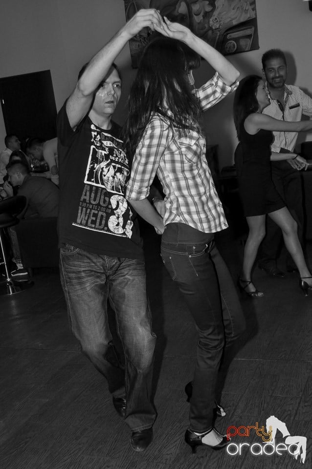 Dans şi distracţie în Blondy's Art Café, 