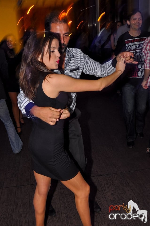 Dans şi distracţie în Blondy's Art Café, 