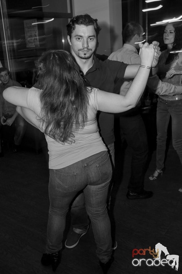 Dans şi distracţie în Blondy's Art Café, 