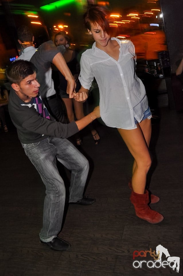 Dans şi distracţie în Blondy's Art Café, 