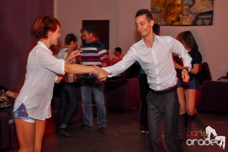 Dans şi distracţie în Blondy's Art Café, 