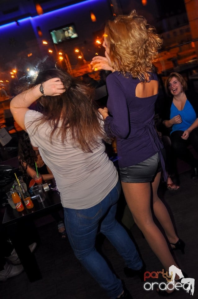 Dans şi distracţie în Blondy's Art Café, 