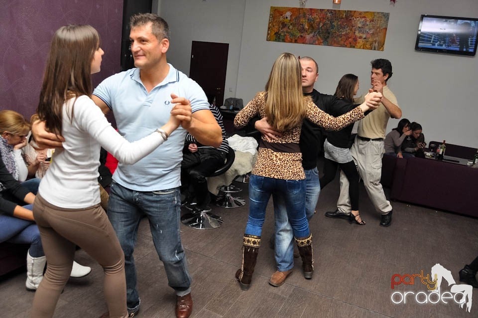 Dans şi distracţie în Blondy's Art Cafe, 