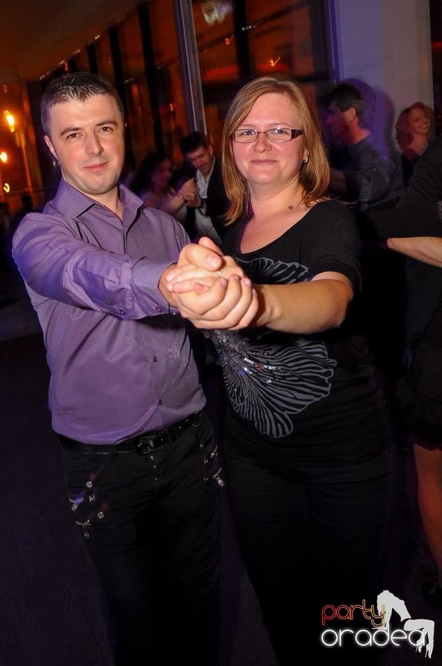 Dans şi distracţie în Blondy's Art Café, 