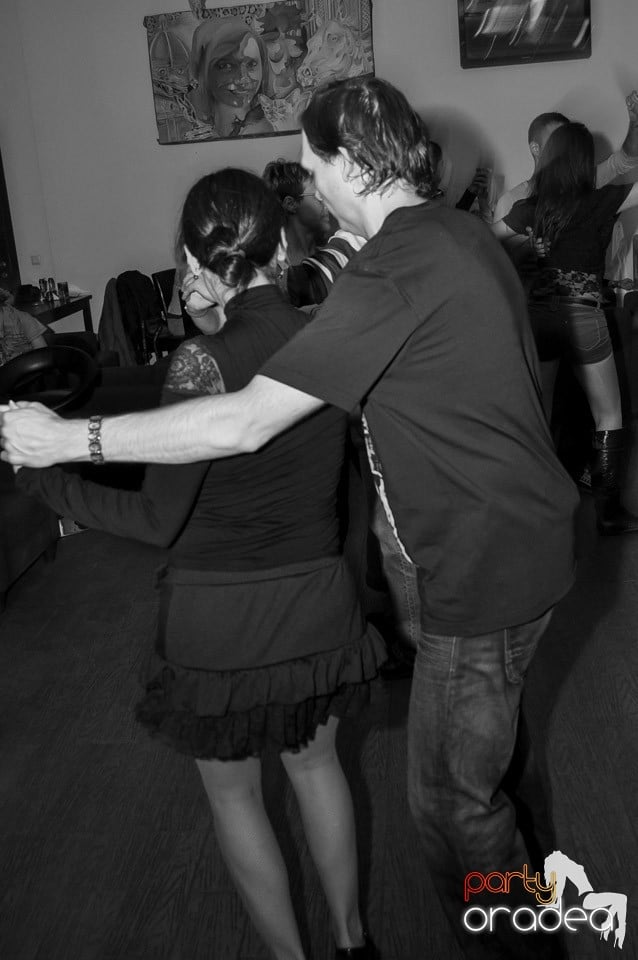 Dans şi distracţie în Blondy's Art Café, 