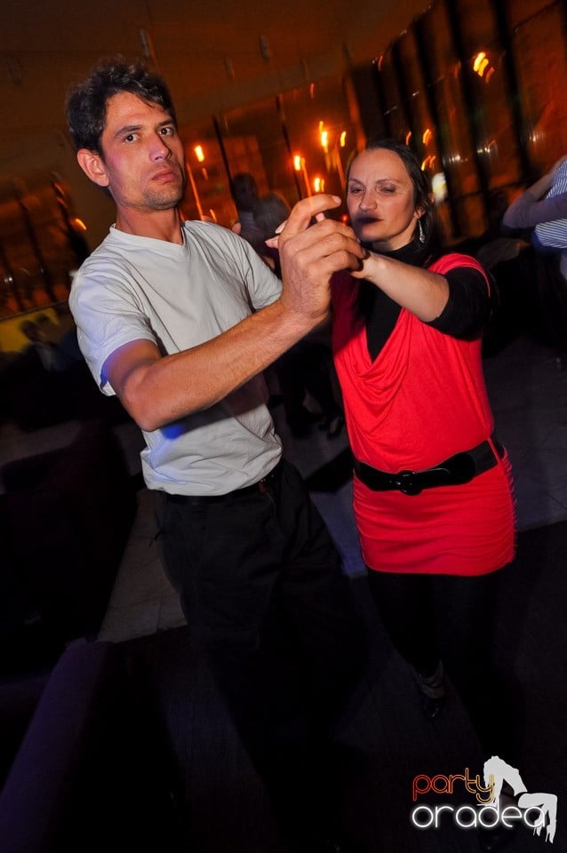 Dans şi distracţie în Blondy's Art Café, 