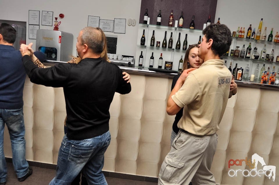 Dans şi distracţie în Blondy's Art Cafe, 