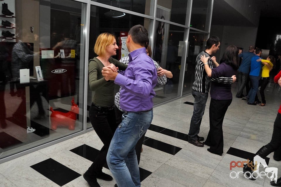 Dans şi distracţie în Blondy's Art Cafe, 