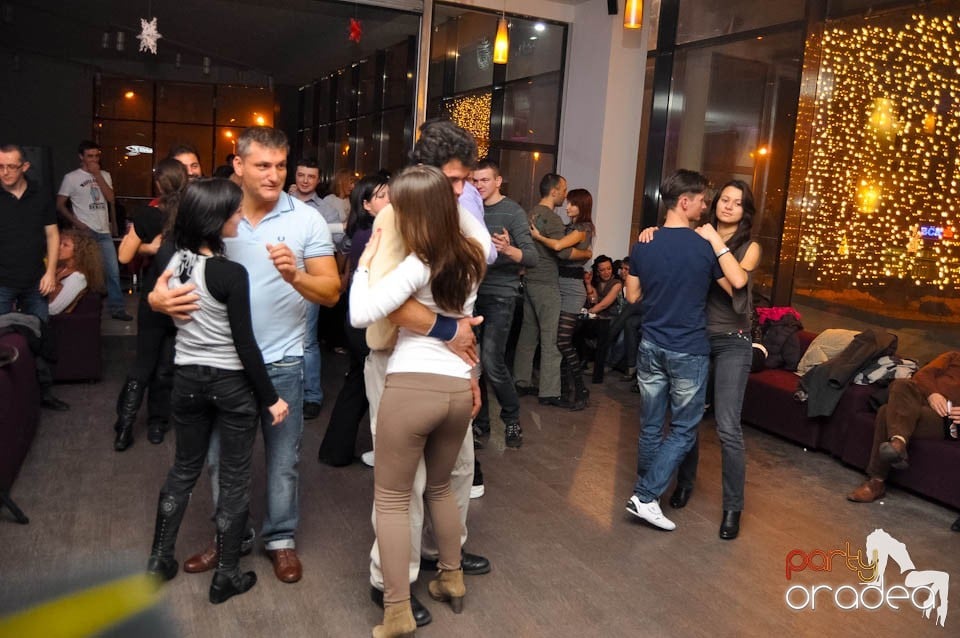 Dans şi distracţie în Blondy's Art Cafe, 