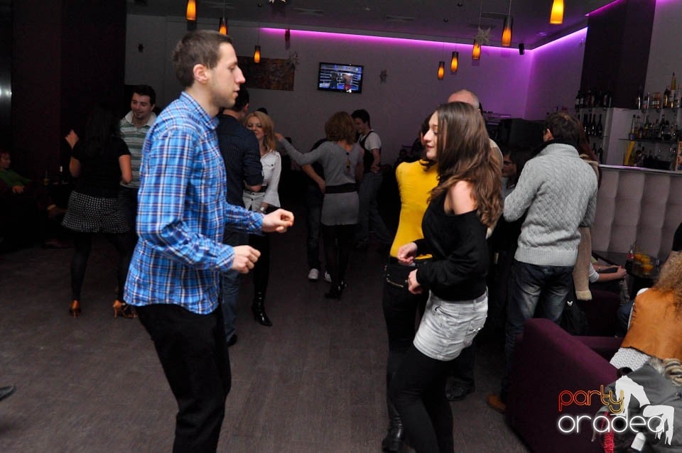 Dans şi distracţie în Blondy's Art Cafe, 